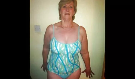 Topgrl Rain DeGrey gioca porno italiano amatoriale gay con la pioggia
