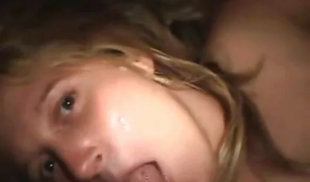 Bella bionda legata, scopata da dildo e Deepthroat su un grosso cazzo nero! Cums forte su gay amatoriali italiani due cazzi!