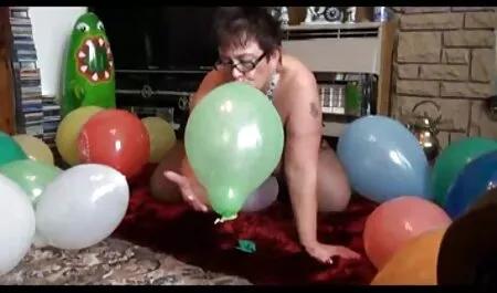 Ariel chiude la porta della sua stanza, poi registra un bastone viola ... (2013) sesso gay italiani