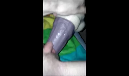 Ella Nova, Mona sesso gay tra italiani Galles